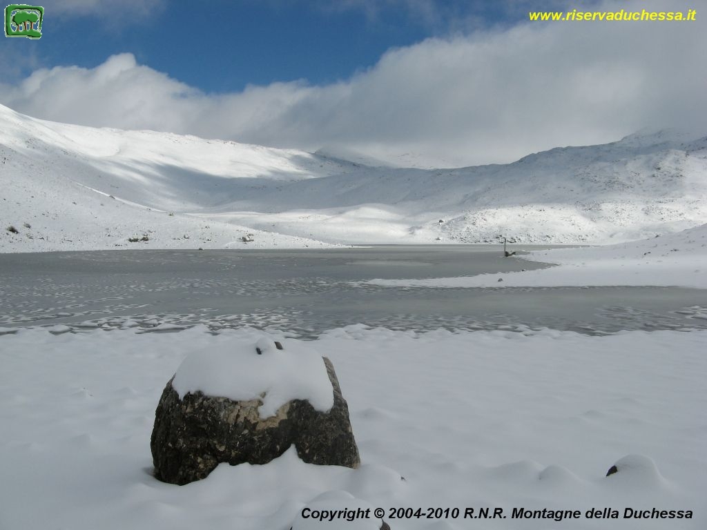1. In riva al Lago con la neve sulle Monatagne della Duchessa