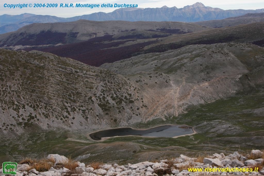 20. Dal Murolungo (2184m), Il Lago della Duchessa con sullo sfondo il Gran Sasso d'Italia (2912m.)