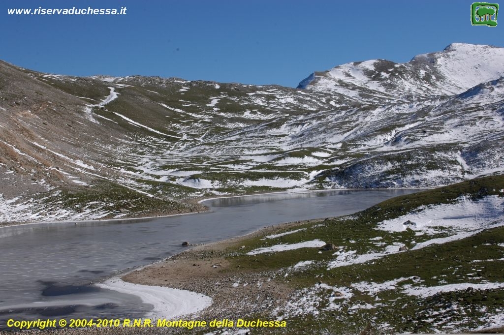 8. Lago della Duchessa, sullo sfondo Il Costone, la cima piu alta della Riserva (2239m)