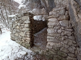 Stazzo numero 3, vista frontale. Il muro in pietra con l'ingresso
