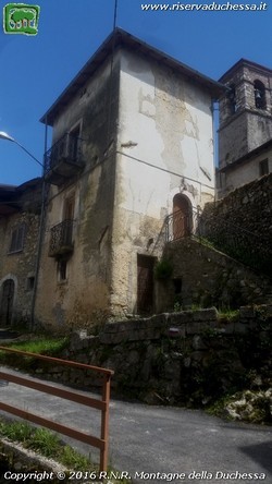Castelmenardo: il campanile della chiesa di Santa Croce