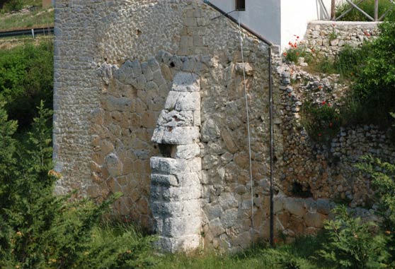 La Chiesa della Madonna delle Grazie poggia sui resti di mura pelasgiche e di una costruzione romana