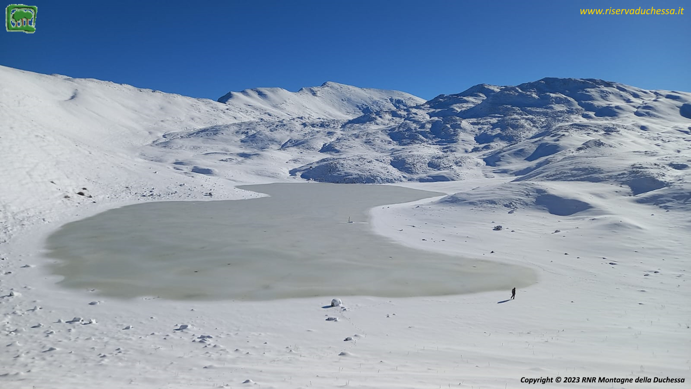 32. Il Lago ghiacciato con le cime innevate 