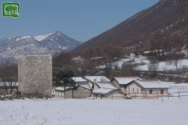 I casali d'inverno. Vista da sud - oves, con la torre di San Lorenzo non ancora ristrutturata