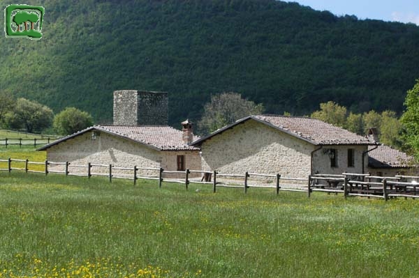 Casali di Cartore, vista ravvicinata da nord-est