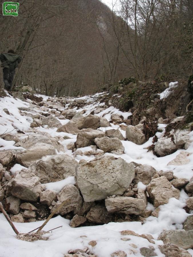 Foto la strada di  Valle amara dopo la piena del torrente