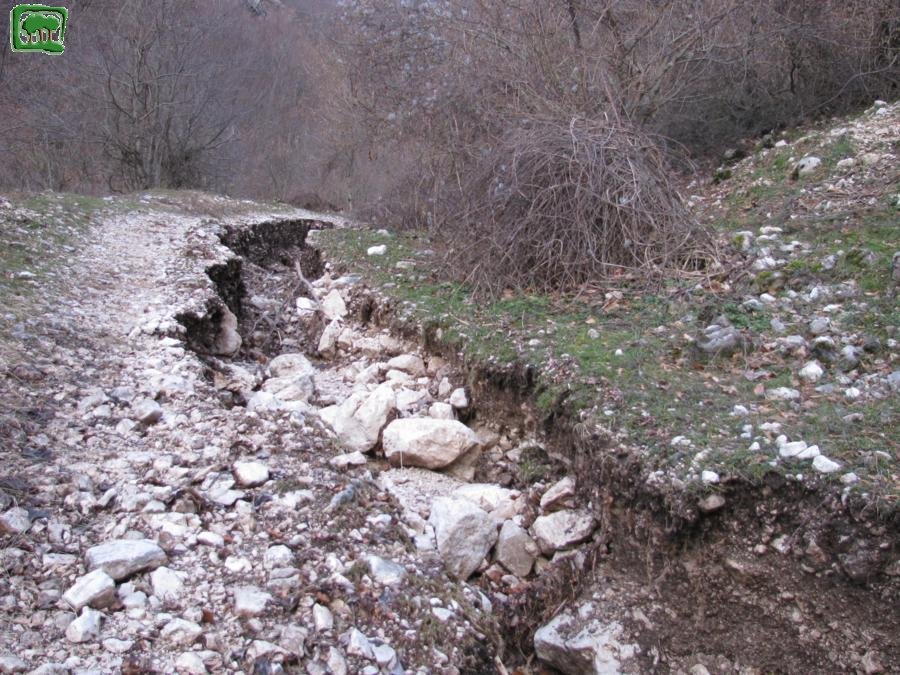 Foto la strada di  Valle amara dopo la piena del torrente