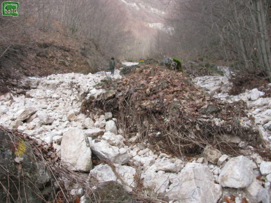 Foto la strada di  Valle amara dopo la piena del torrente