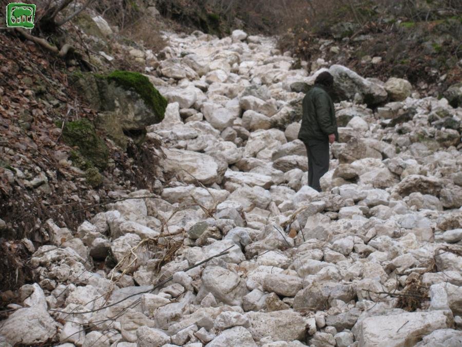 Foto la strada di  Valle amara dopo la piena del torrente