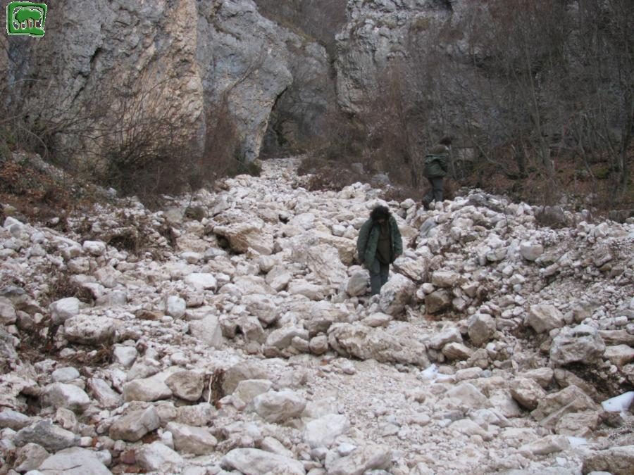 Foto la strada di  Valle amara dopo la piena del torrente