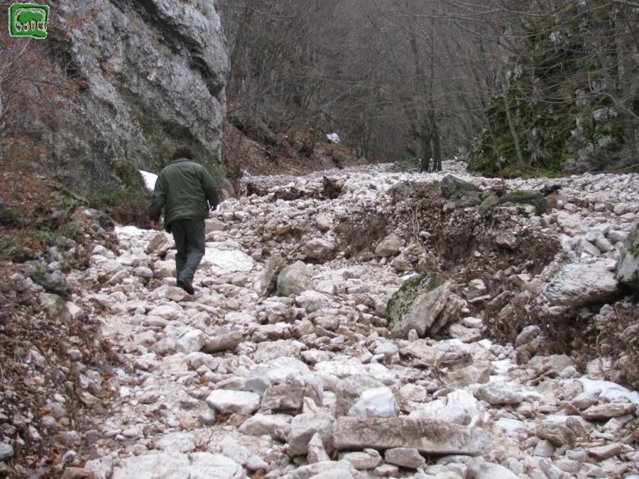 Foto la strada di  Valle amara dopo la piena del torrente