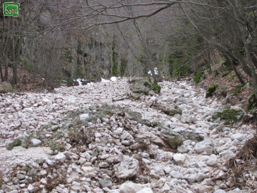 Foto la strada di  Valle amara dopo la piena del torrente