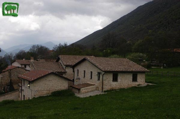 Il Borgo di Cartore (944m.) con i casali ristrutturati. 