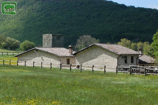 Il Borgo di Cartore (944m.) con i casali ristrutturati. 