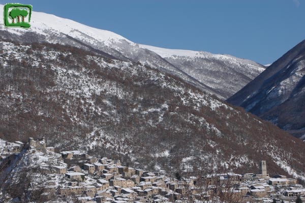Il borgo medioevale di Corvaro (850m. s.l.m.), sullo sfondo la Valle Amara