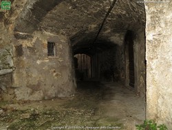 Castelmenardo, Via dei Tre archi (dettaglio). Ingrandisci Castelmenardo, Via dei Tre archi (dettaglio)